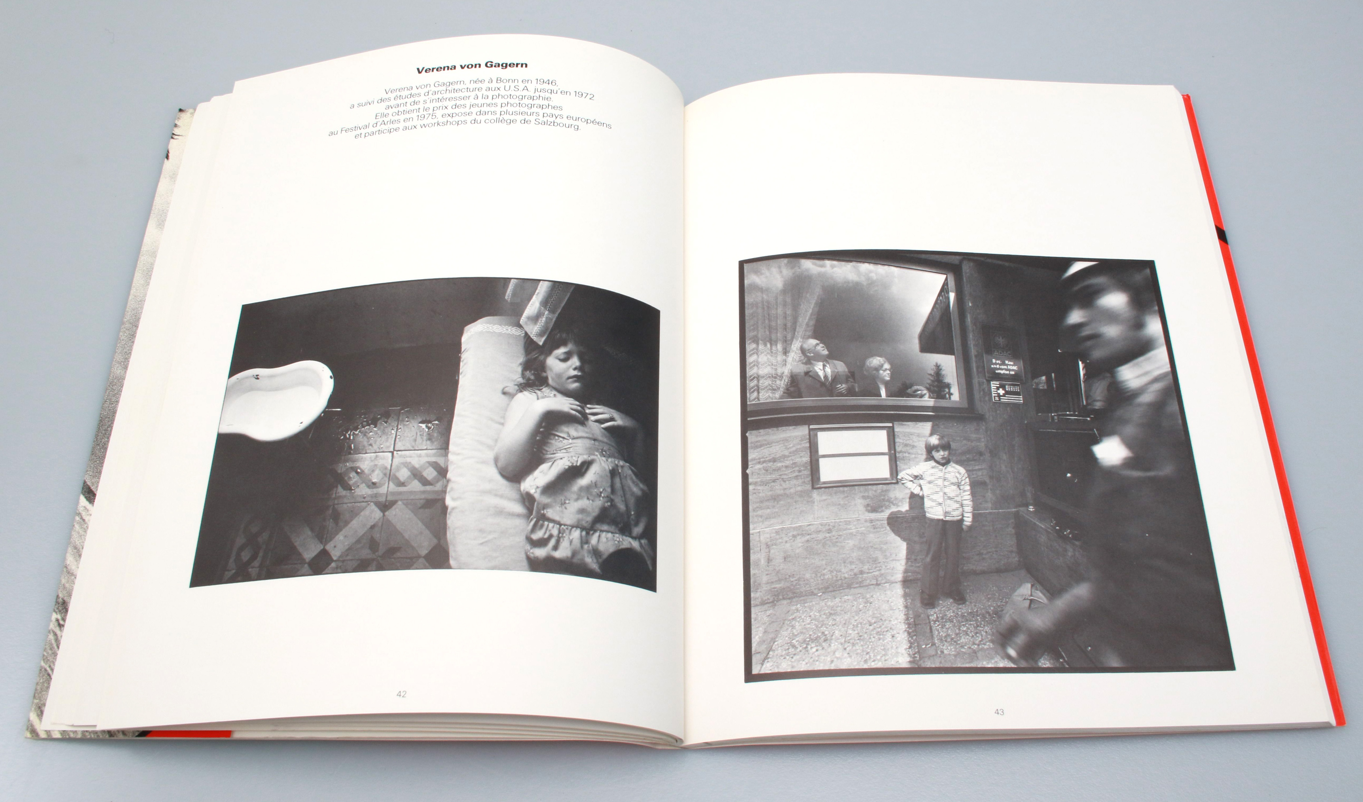 '21 Photographes Contemporains En Europe' Modern Photographers Book (Martin Parr Signed Copy) - Image 4