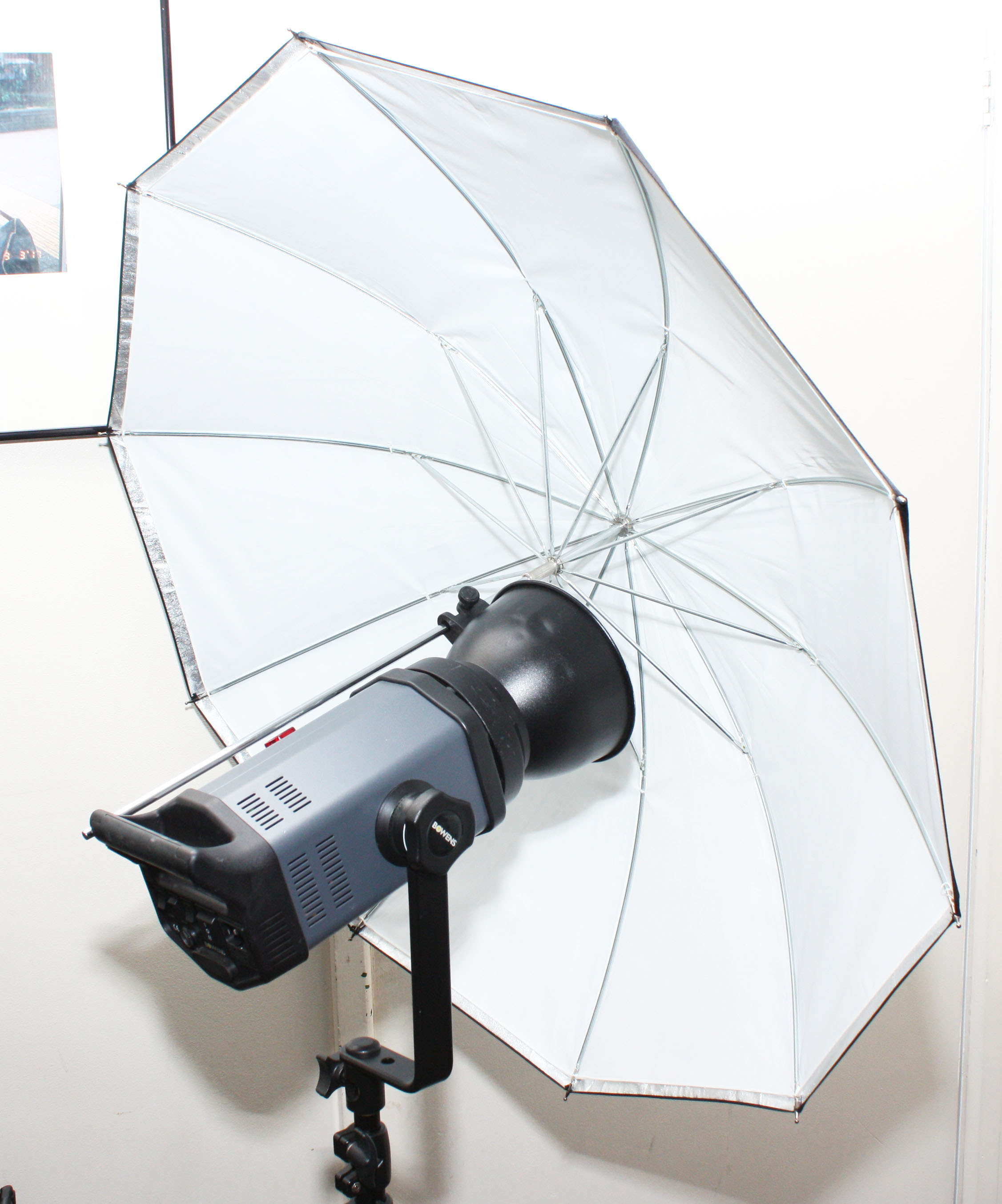 Bowens Gemini GM500 2-Head Twin Brolly Flash Kit in Roller Case - Image 3