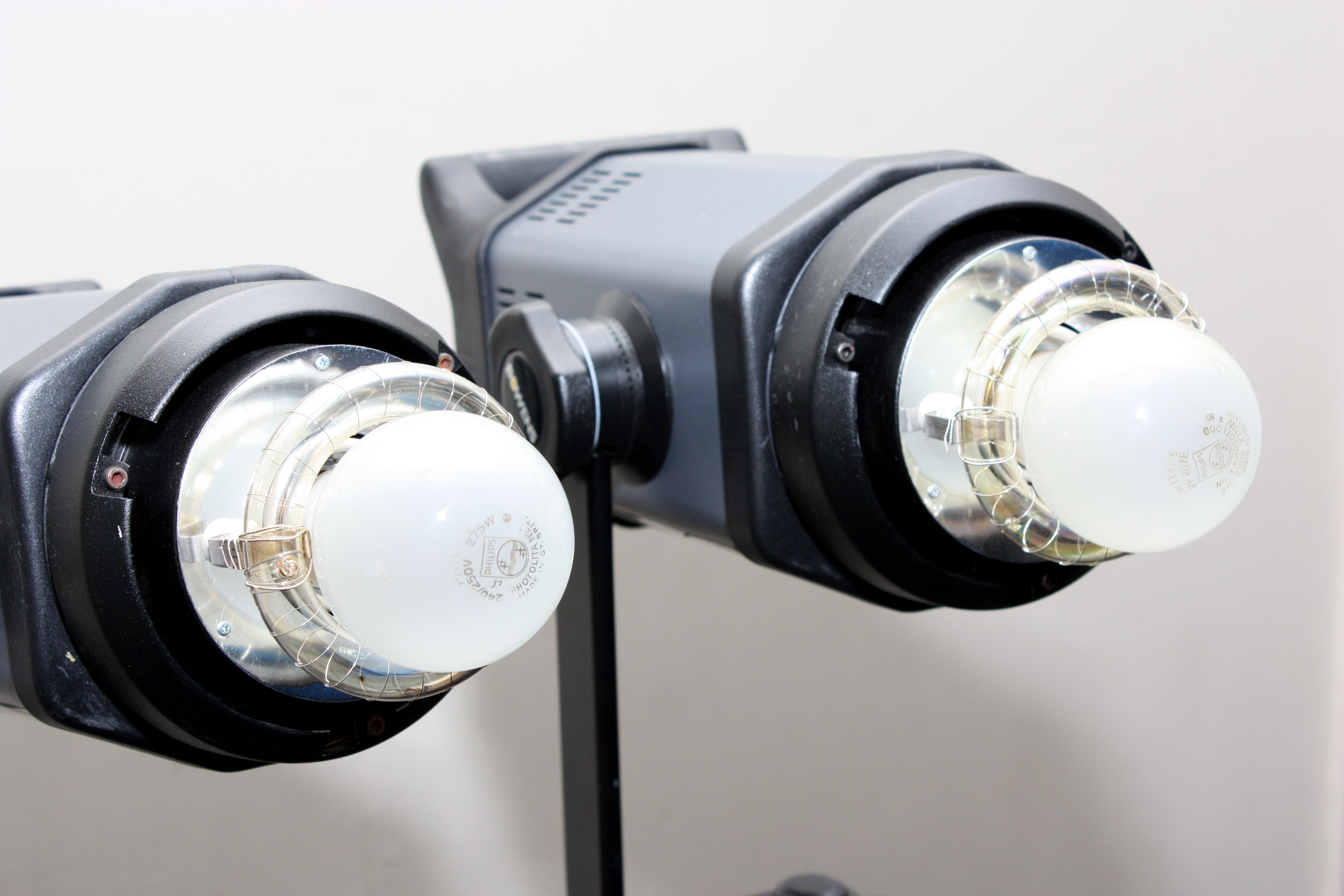 Bowens Gemini GM500 2-Head Twin Brolly Flash Kit in Roller Case - Image 4