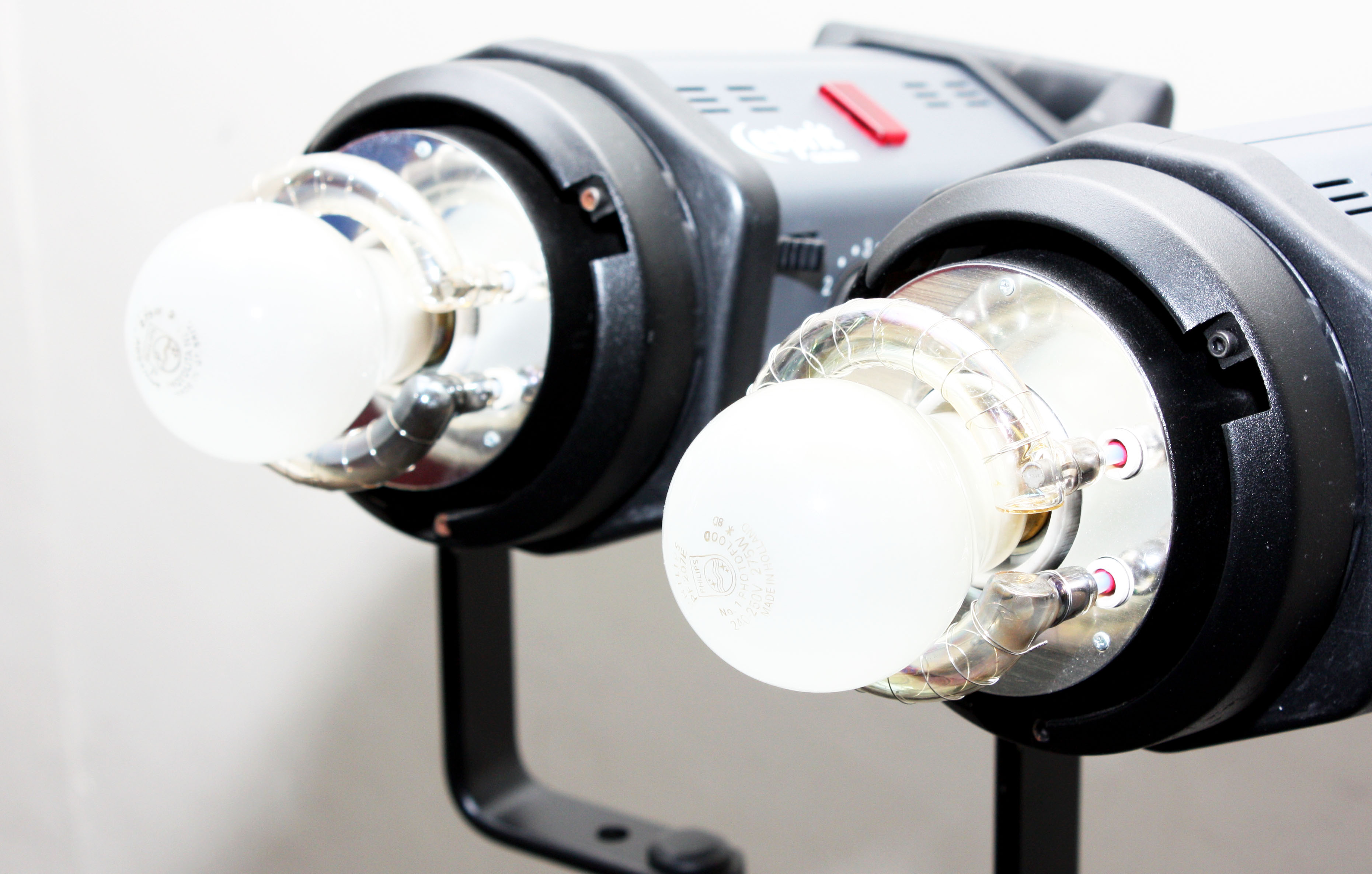 Bowens Gemini GM500 2-Head Twin Brolly Flash Kit in Roller Case - Image 5