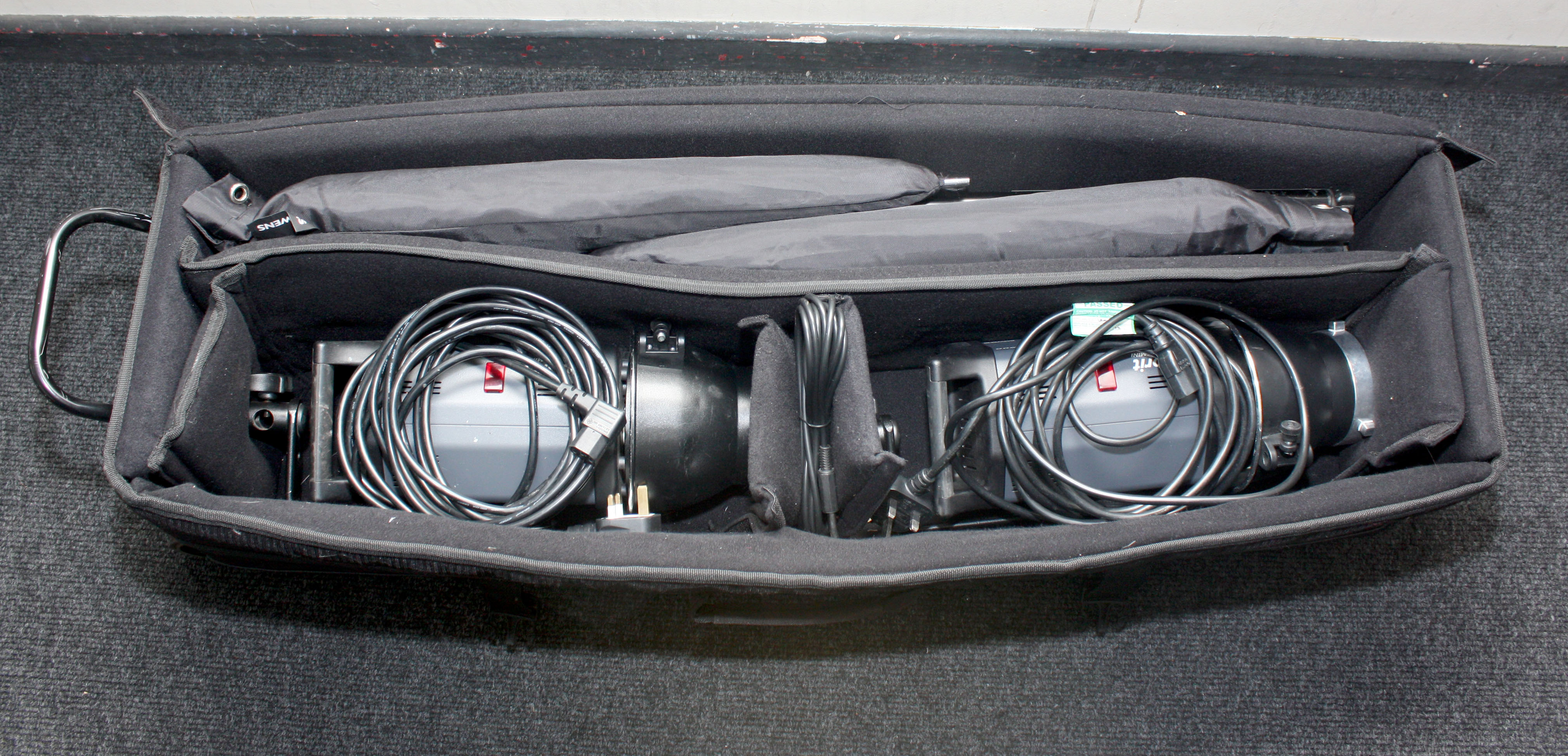 Bowens Gemini GM500 2-Head Twin Brolly Flash Kit in Roller Case - Image 9