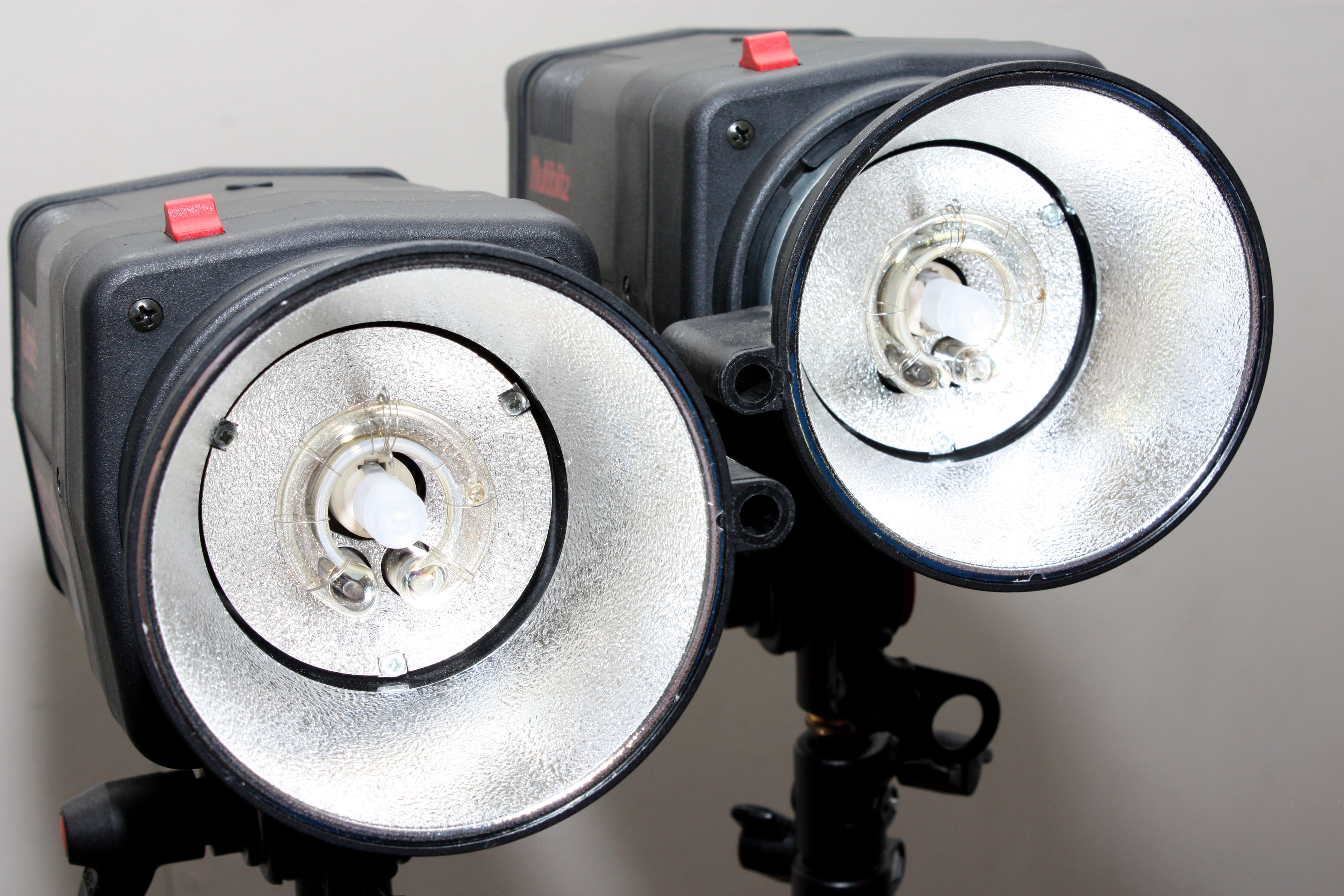 Multiblitz Profilux 400 2-Head Twin Brolly Flash Kit in Case w/ radio trigger set - Image 5