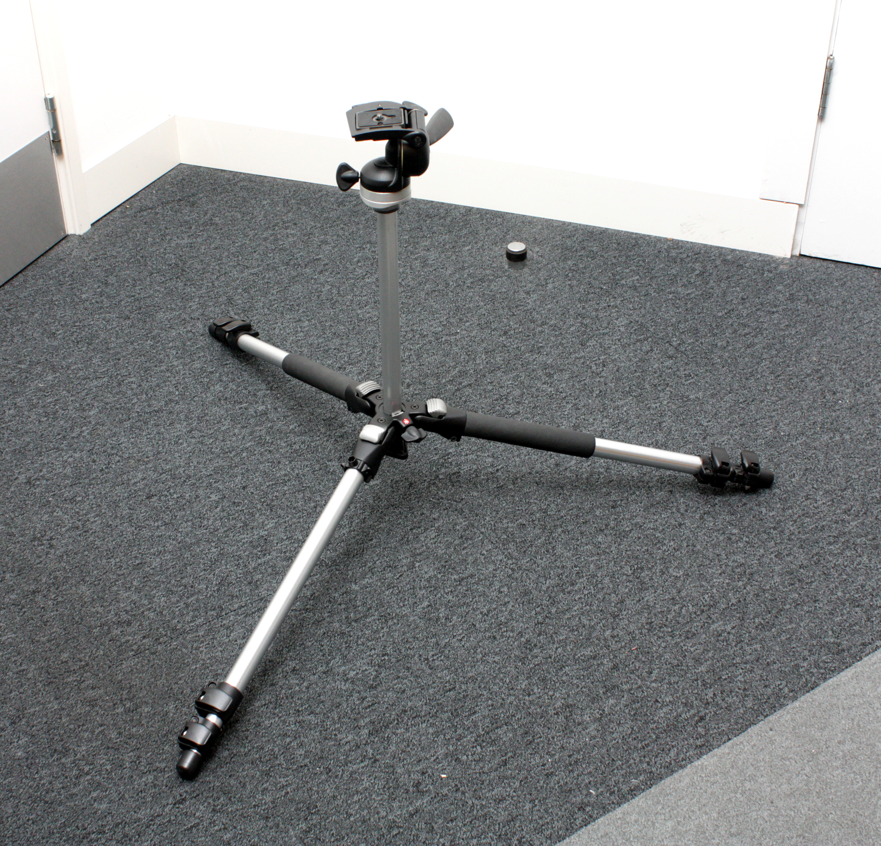Silver Manfrotto 190CL Professional Tripod 3-Section - Image 5