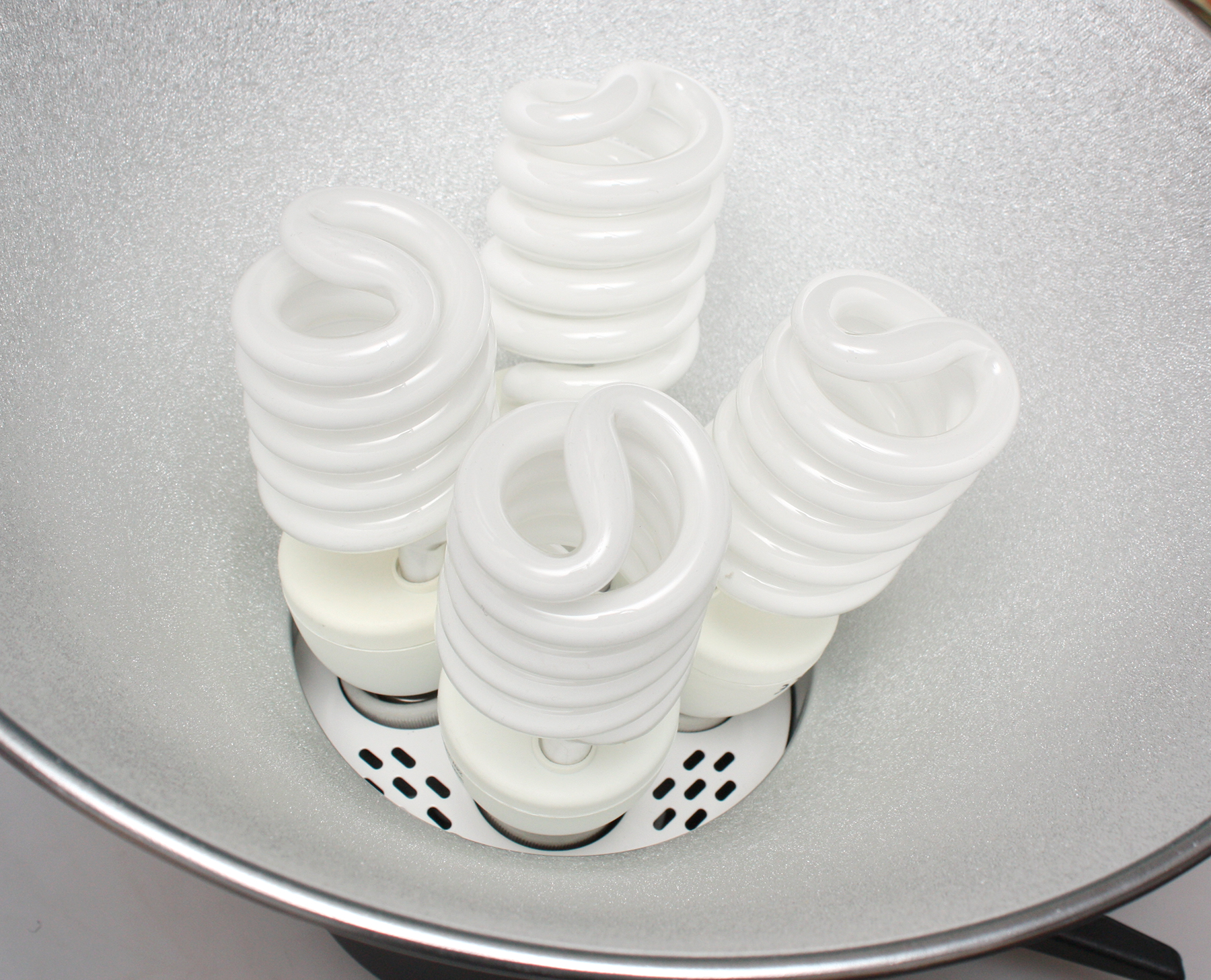 3x Calumet CF0006 Quattro Continuous Light Heads with bulbs and reflector dishes - Image 2