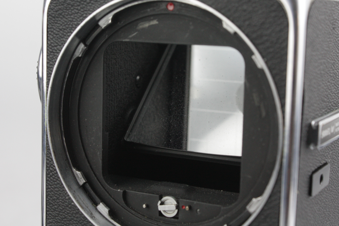Hasselblad 500EL/M Medium Format Film Camera w/ 120 back and Prism Finder - Good condition - Image 7