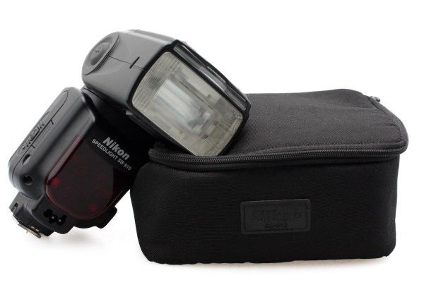 Nikon SB-910 Speedlight Flash Unit for Nikon DSLR Cameras + Case