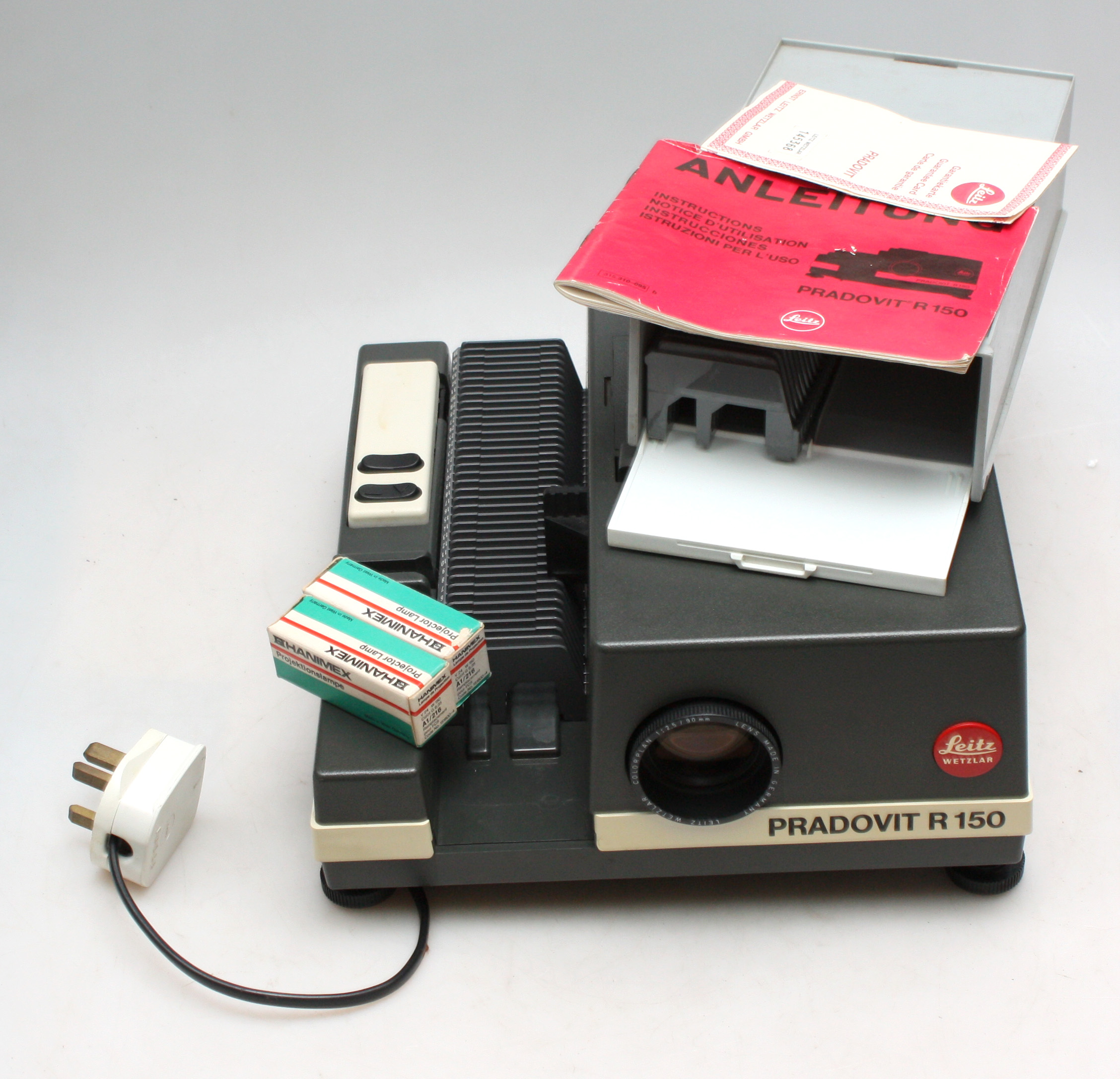 Leica PRADOVIT R150 Slide Projector W/ 2 slide magazines & wired