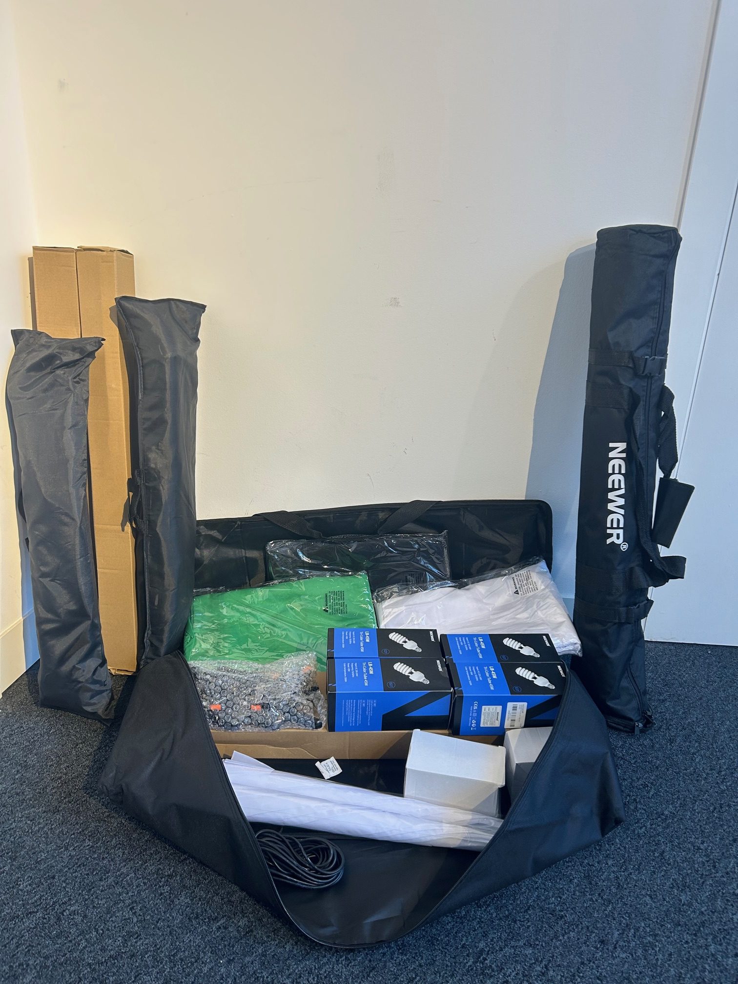 Neewer 2.6m x 3m Background Support Kit - 800W Umbrellas Softbox Lighting Kit - Image 2