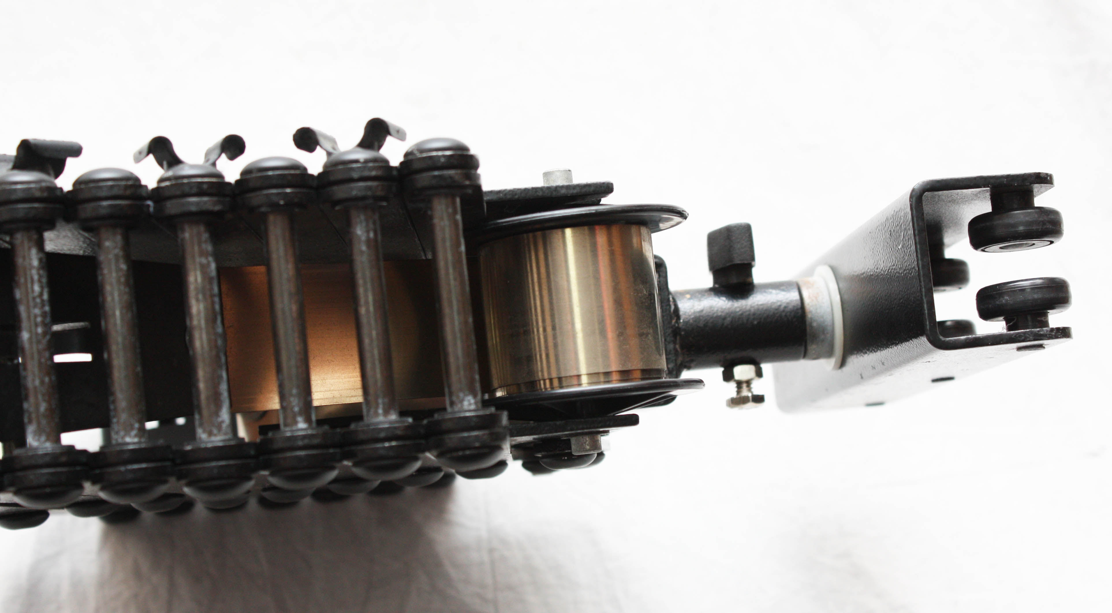 Bowens Hi-Glide 2m Litelift Pantograph Inc. 6 Wheel Carriage, Springs 4+4, Gravity Bar - Image 3