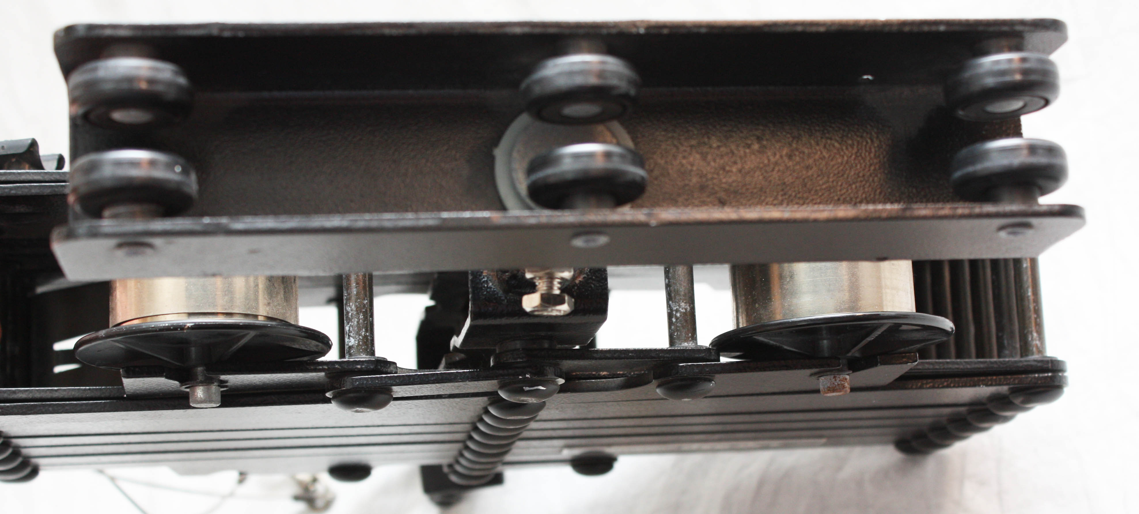 Bowens Hi-Glide 2m Litelift Pantograph Inc. 6 Wheel Carriage, Springs 4+4, Gravity Bar - Image 4