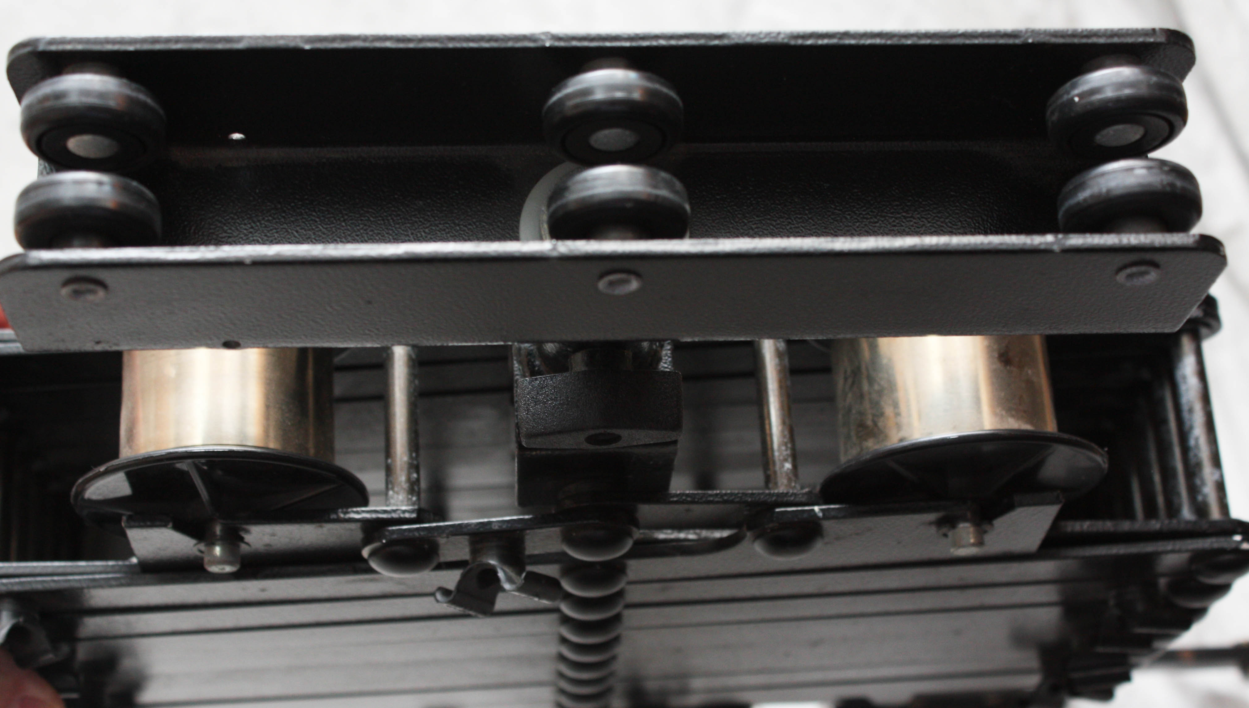 Bowens Hi-Glide 2m Litelift Pantograph Inc. 6 Wheel Carriage, Springs 4+4, Gravity Bar - Image 5