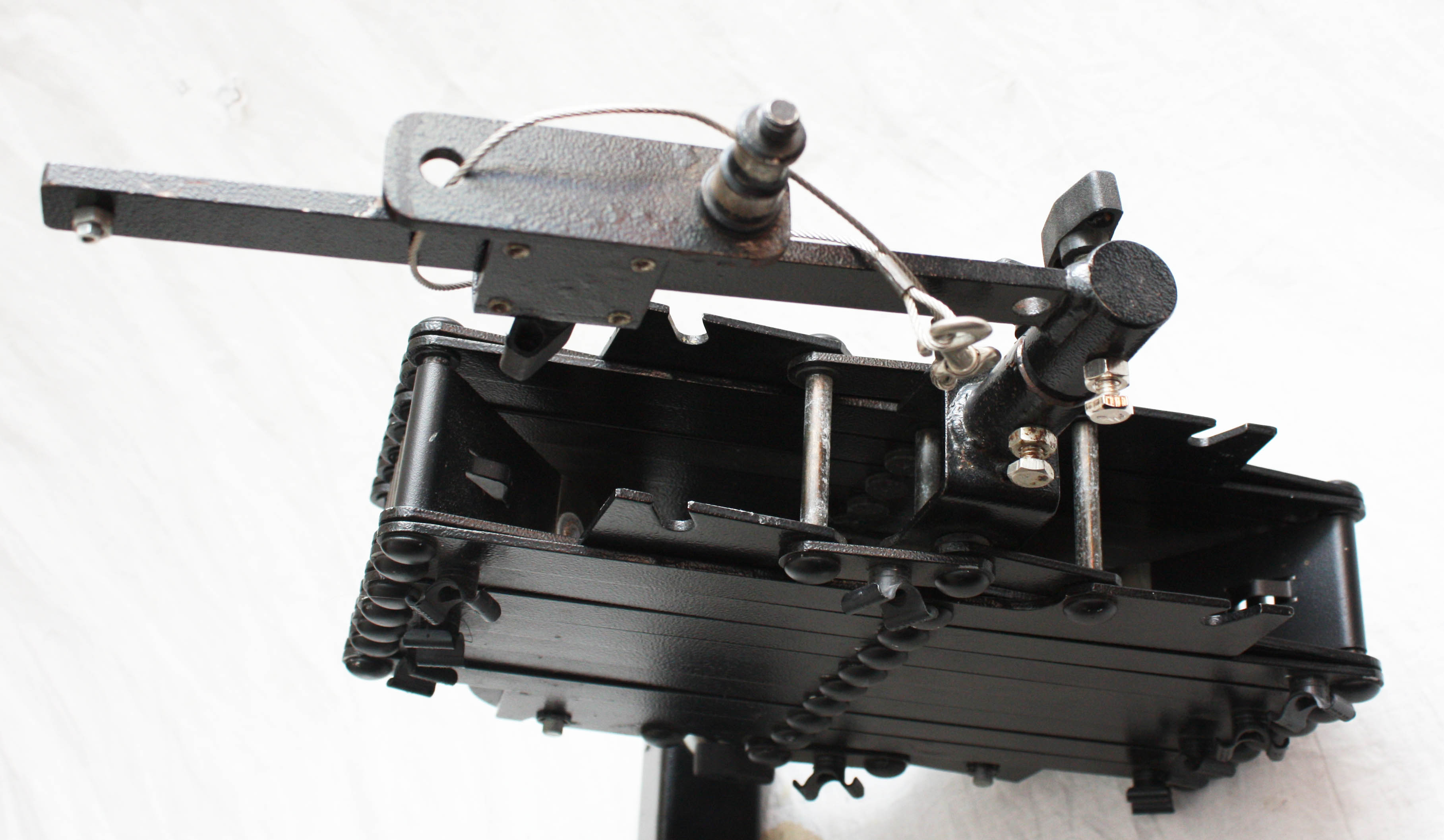 Bowens Hi-Glide 2m Litelift Pantograph Inc. 6 Wheel Carriage, Springs 4+4, Gravity Bar - Image 6