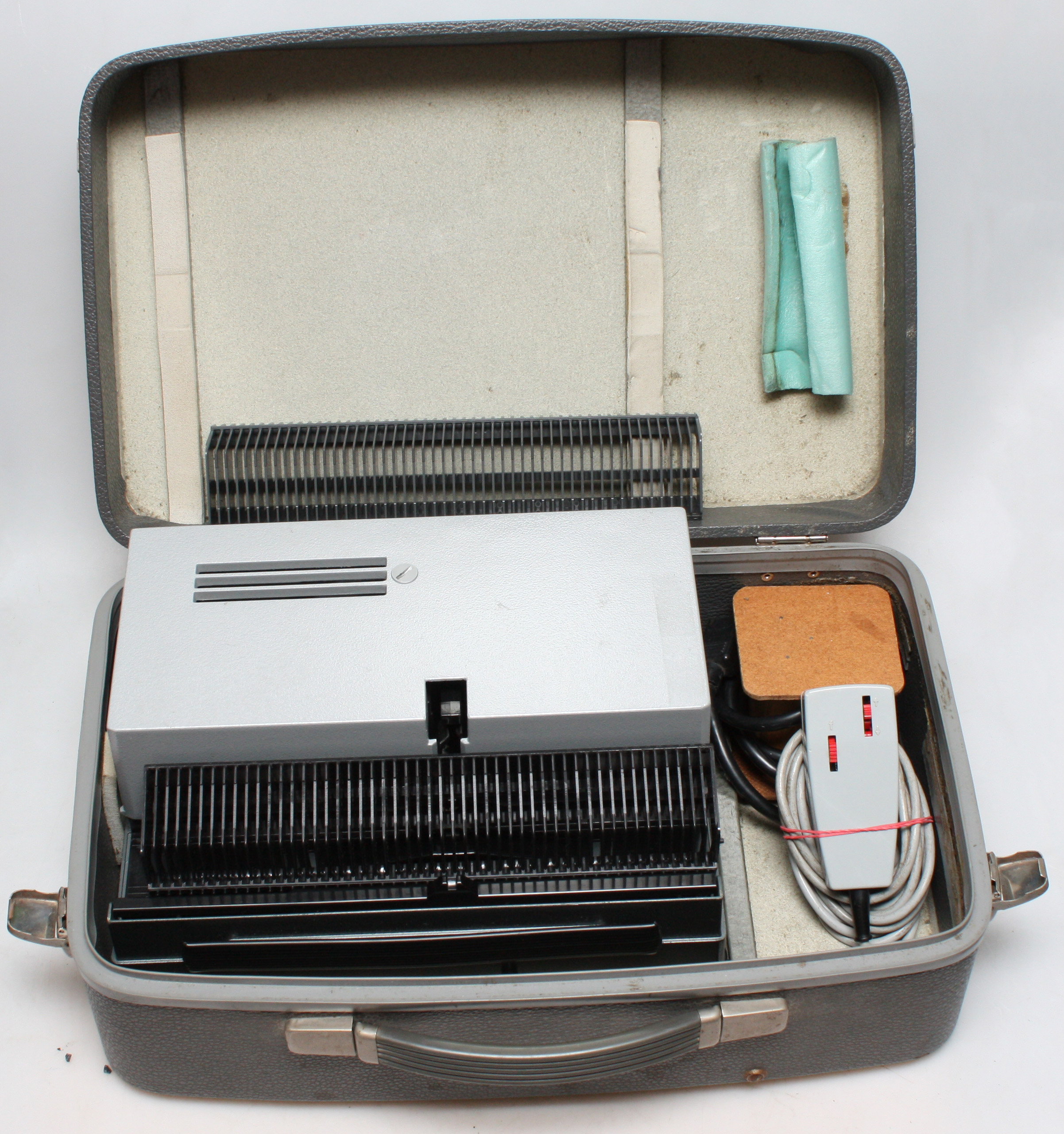 Leica Leitz Pradovit Color Slide Projector with Elmaron 150mm f2.8 lens