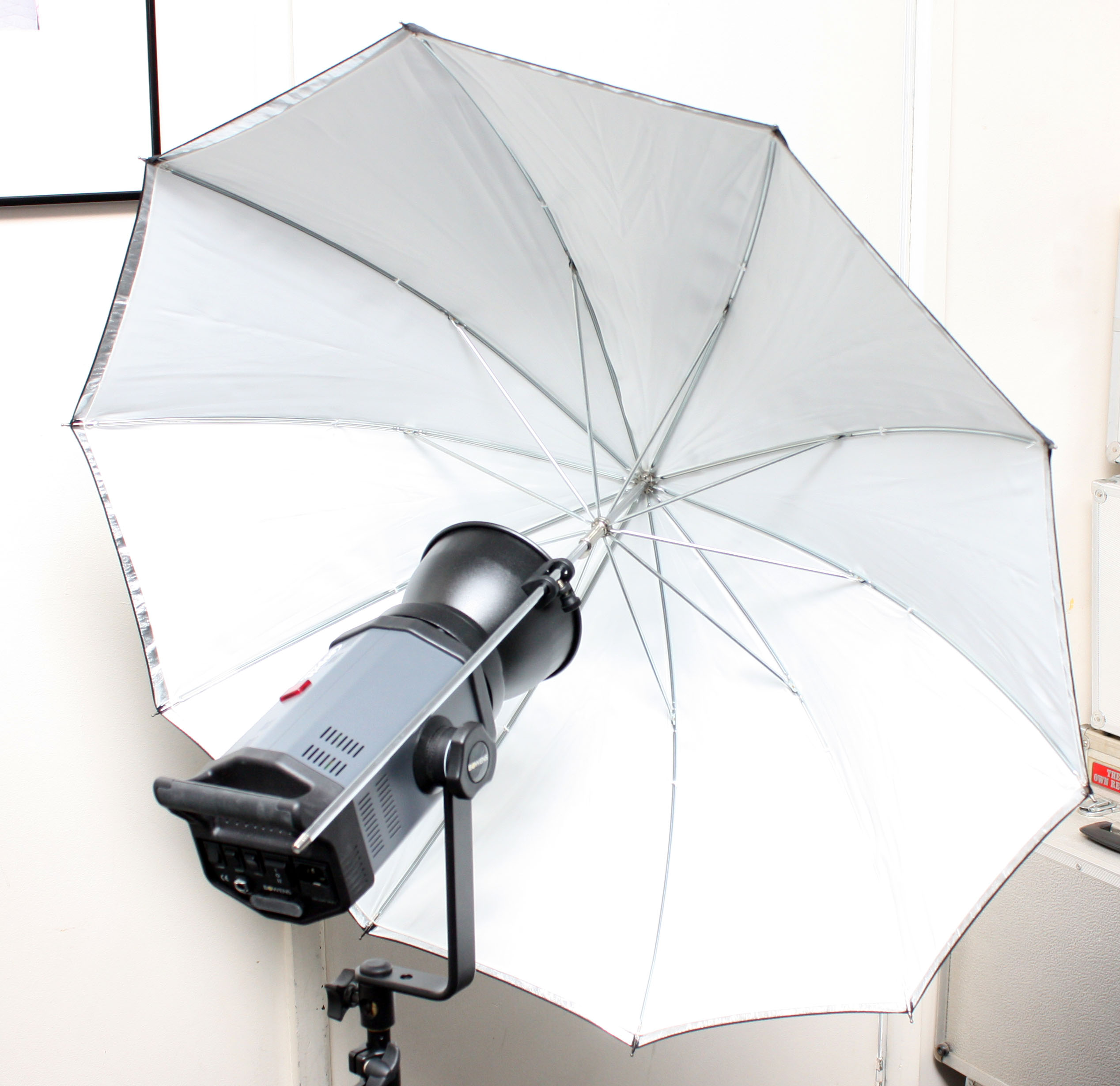 Bowens Gemini GM500 2-Head Softbox / Brolly Flash Kit w/ Pulsar flash trigger set in Roller Carry Case - Mint condition - Image 3