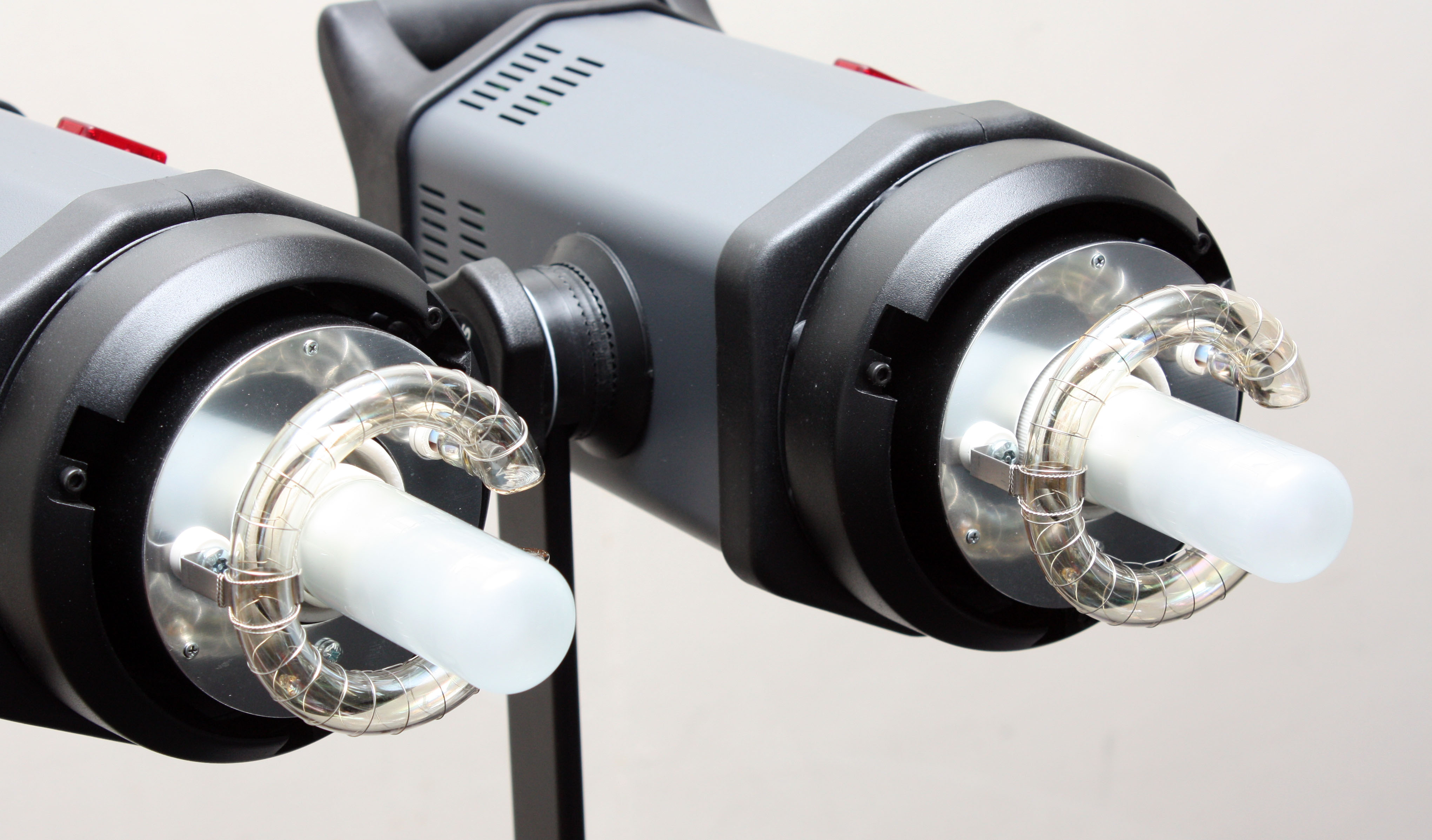 Bowens Gemini GM500 2-Head Softbox / Brolly Flash Kit w/ Pulsar flash trigger set in Roller Carry Case - Mint condition - Image 7