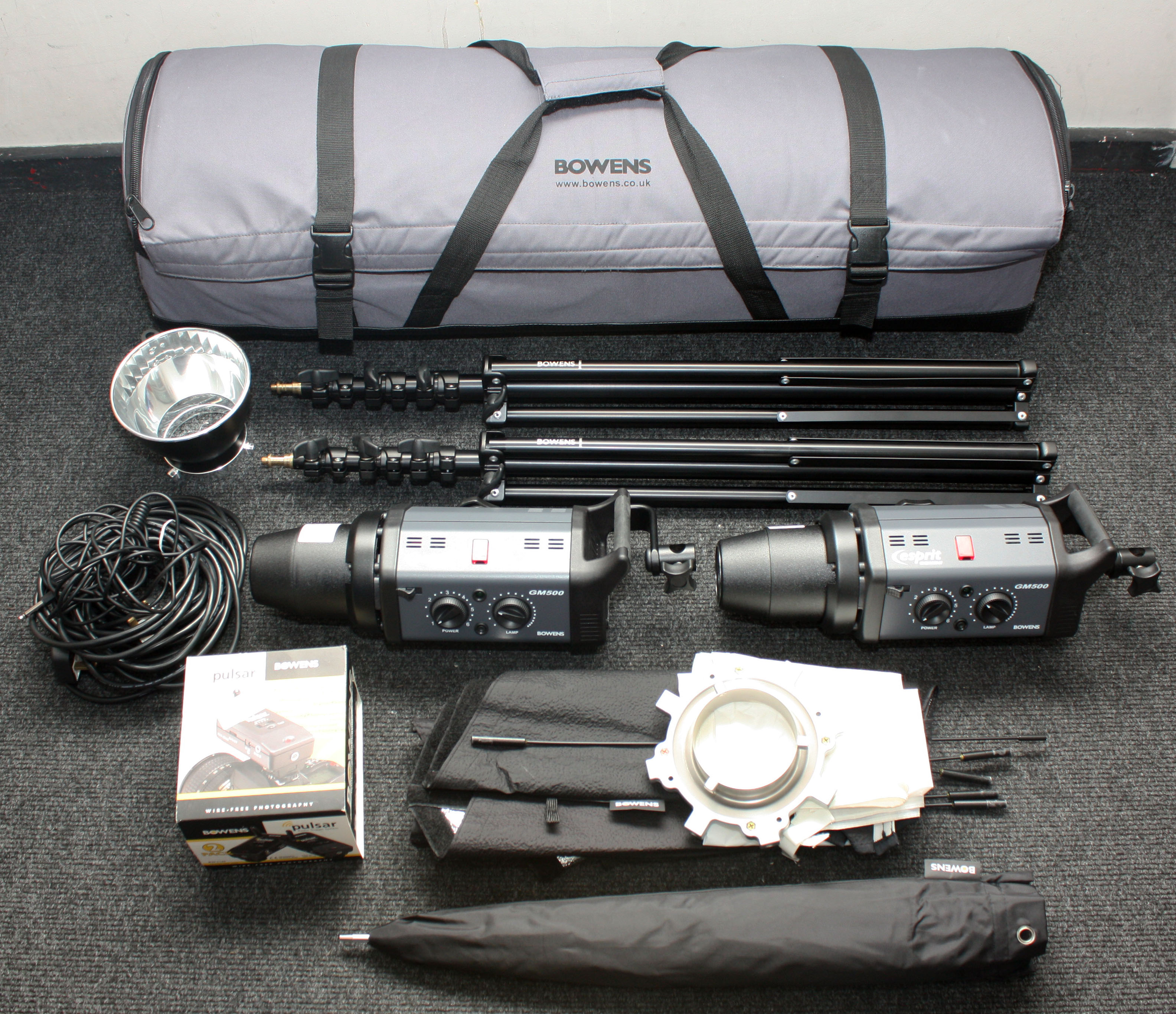 Bowens Gemini GM500 2-Head Softbox / Brolly Flash Kit w/ Pulsar flash trigger set in Roller Carry Case - Mint condition - Image 2