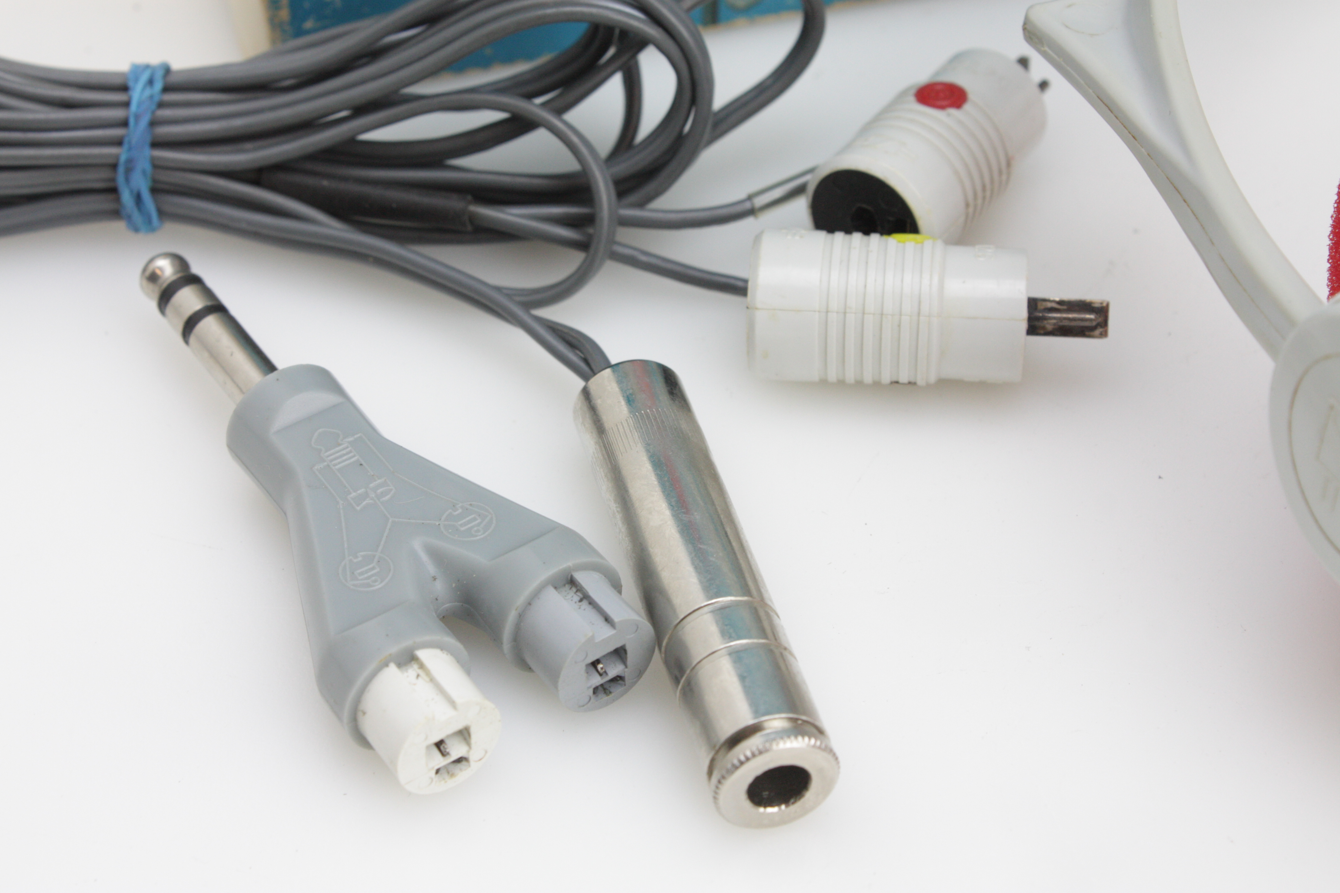 Classic Sennheiser HD414 Headphones + Leads & New Foam Pads - Boxed - Image 4