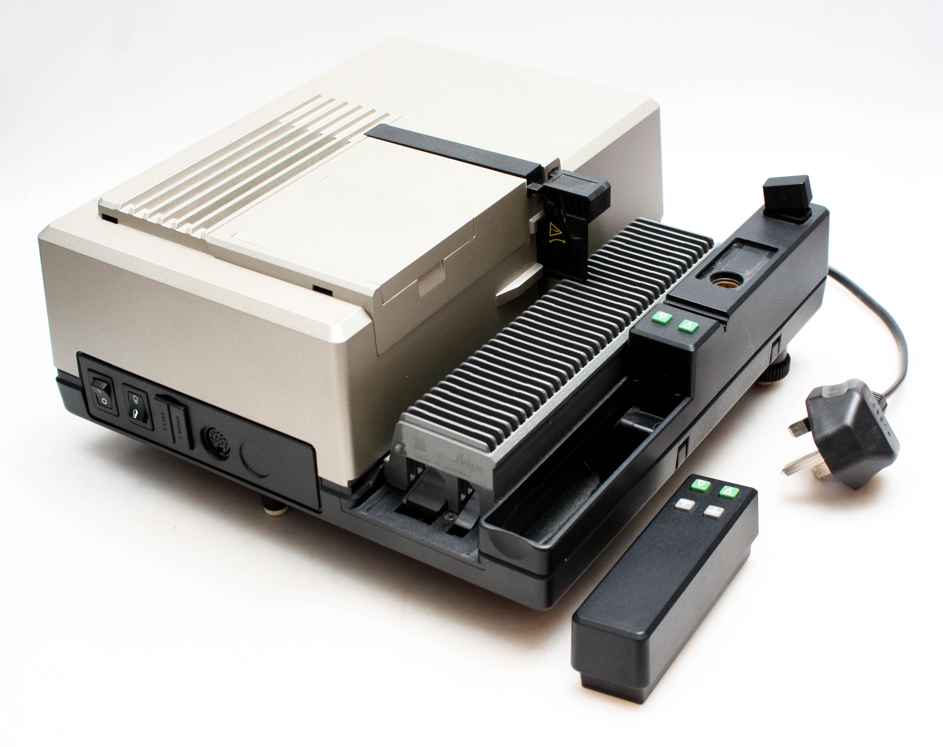 Leica PRADOVIT P300 IR 35mm Slide Projector - German - High Quality - Image 8