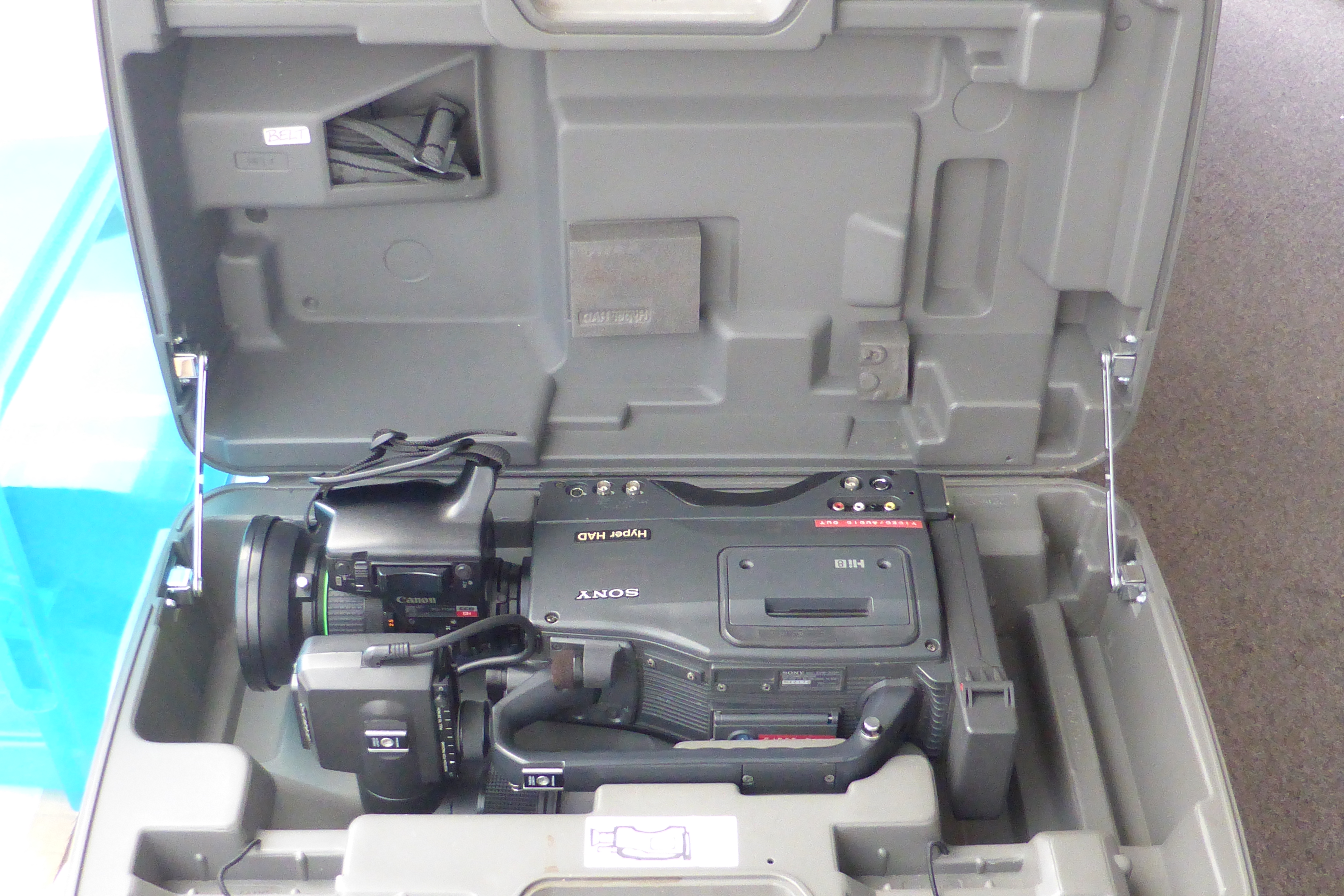 Sony EVW-300P Hi8 tape Video Camcorder & Canon Macro YH13x7.5 f/1.4 Lens & Case - Image 4