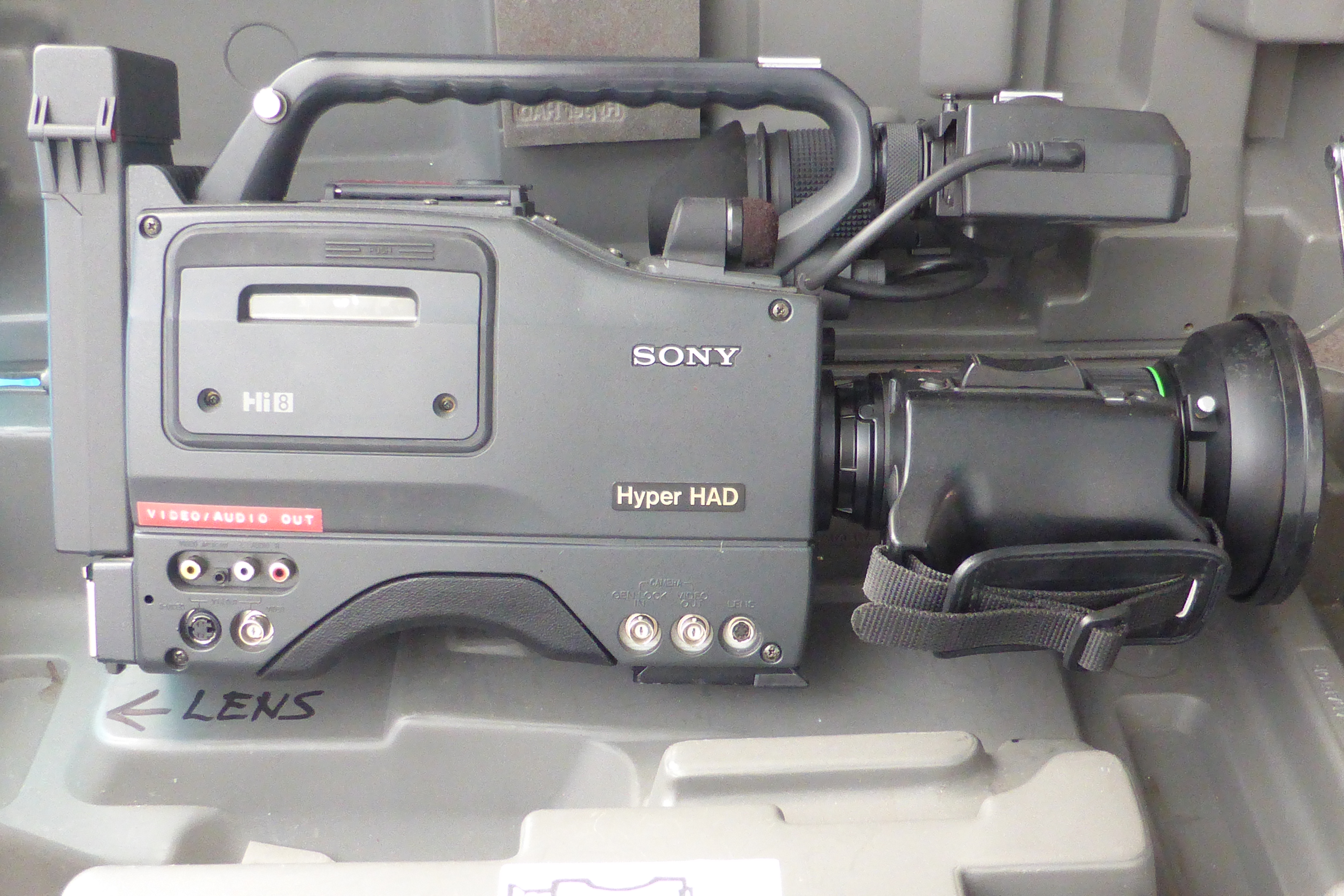 Sony EVW-300P Hi8 tape Video Camcorder & Canon Macro YH13x7.5 f/1.4 Lens & Case - Image 3