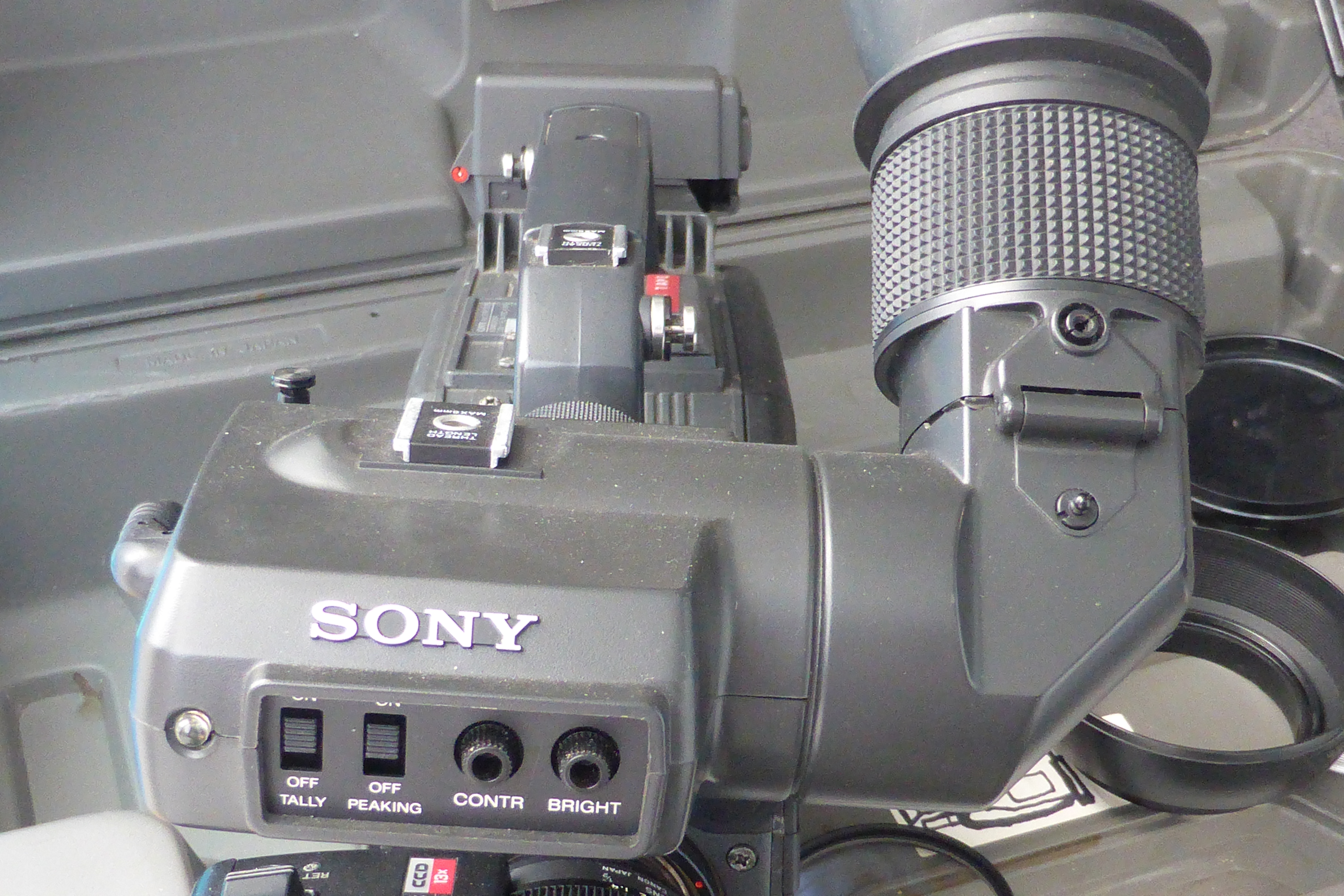 Sony EVW-300P Hi8 tape Video Camcorder & Canon Macro YH13x7.5 f/1.4 Lens & Case - Image 13