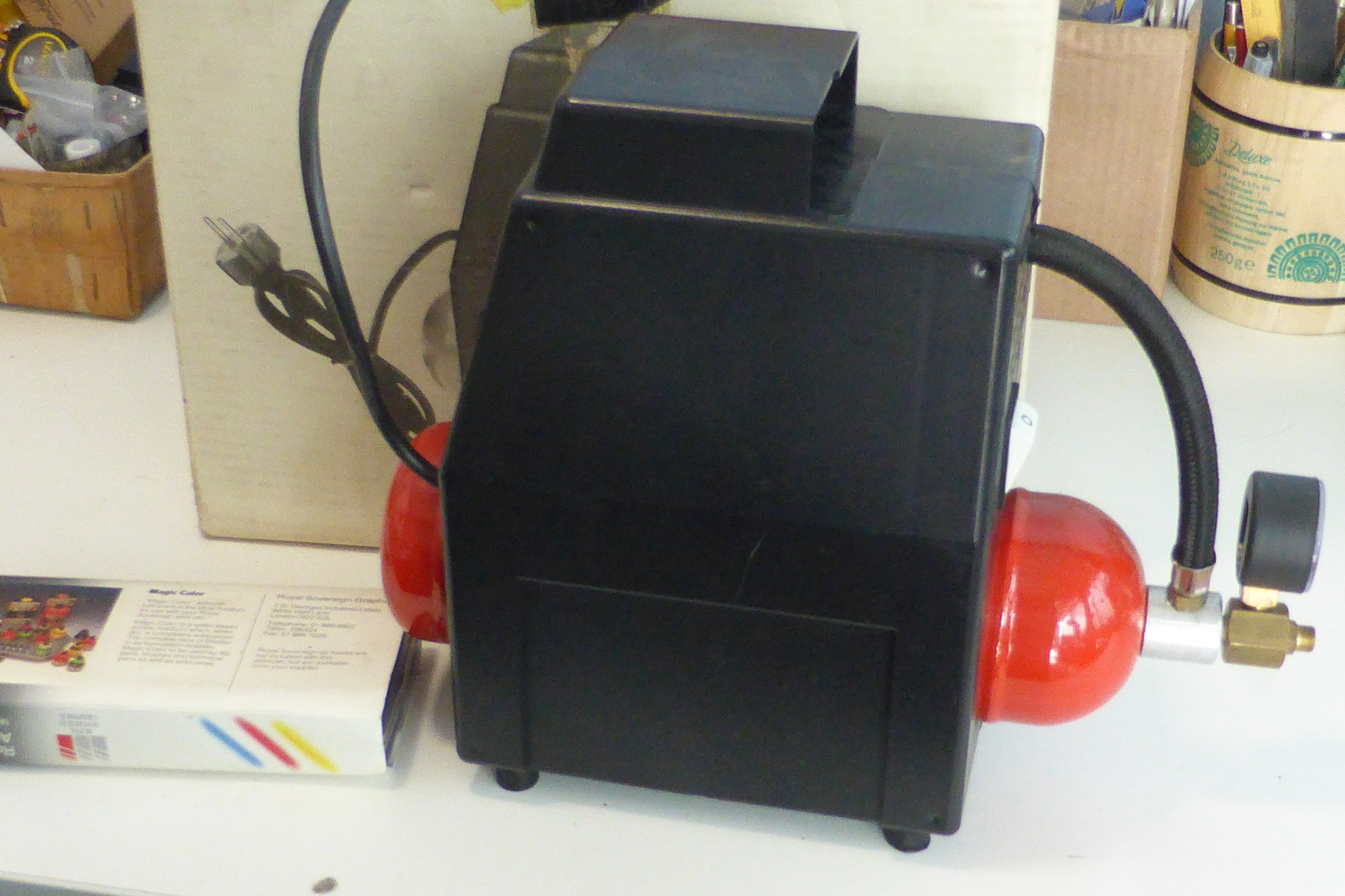 Royal Sovereign 'Hornet' Compressor & Air Brush set (unused?) - Image 6