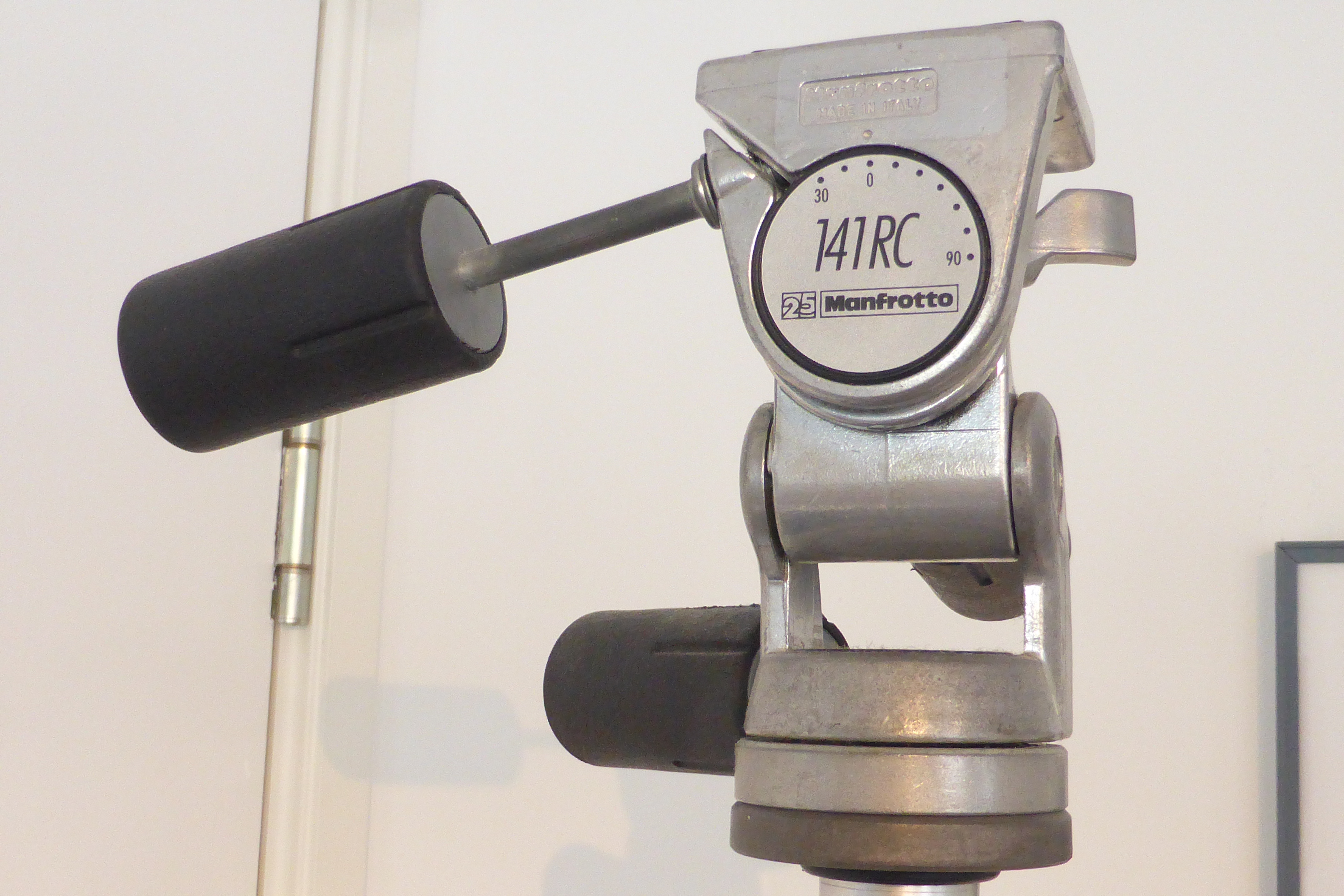 Manfrotto Pro Video Tripod - 144 Legs & 141RC Head 25th Anniversary Edn. - Image 4