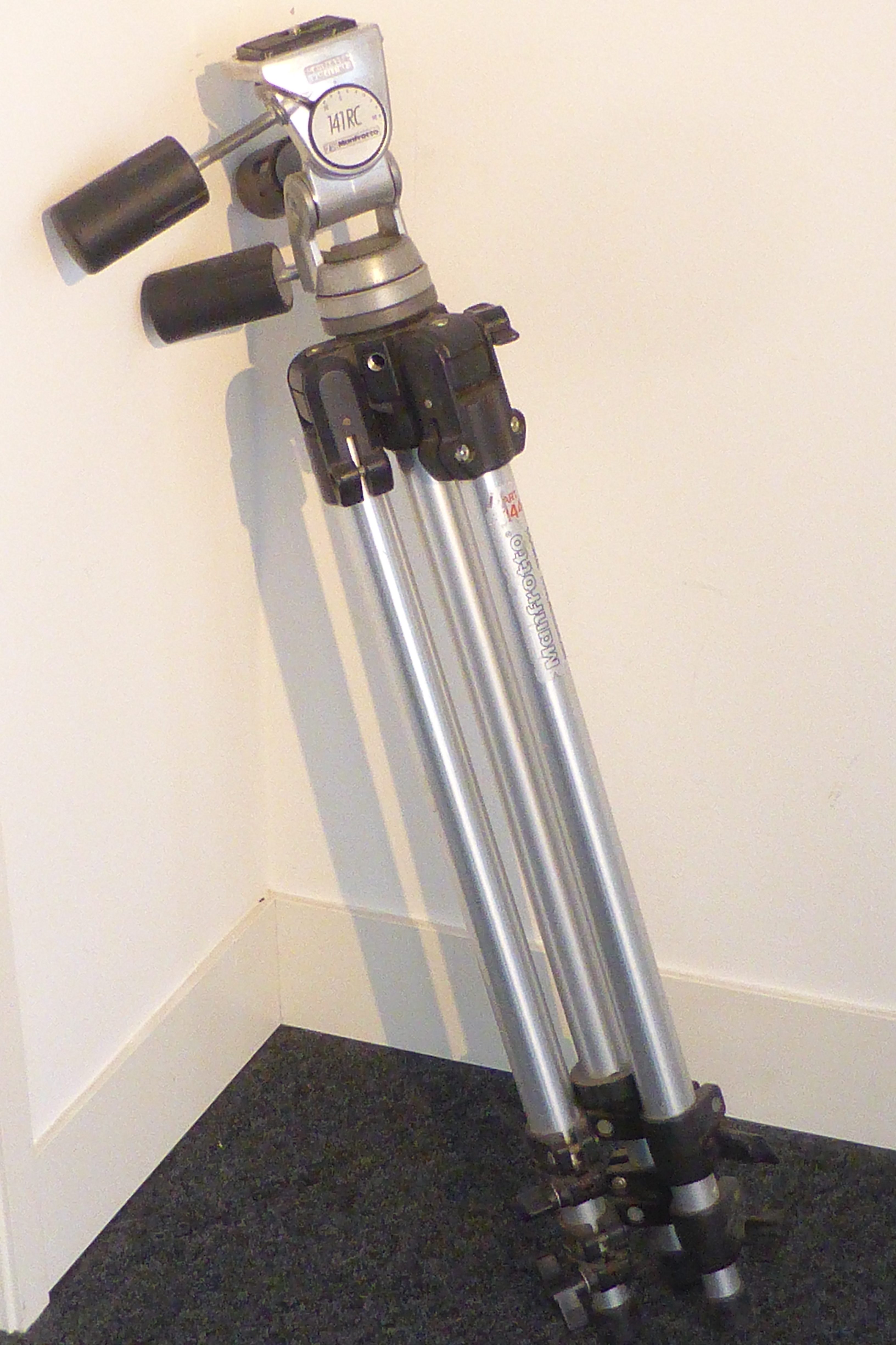Manfrotto Pro Video Tripod - 144 Legs & 141RC Head 25th Anniversary Edn. - Image 11