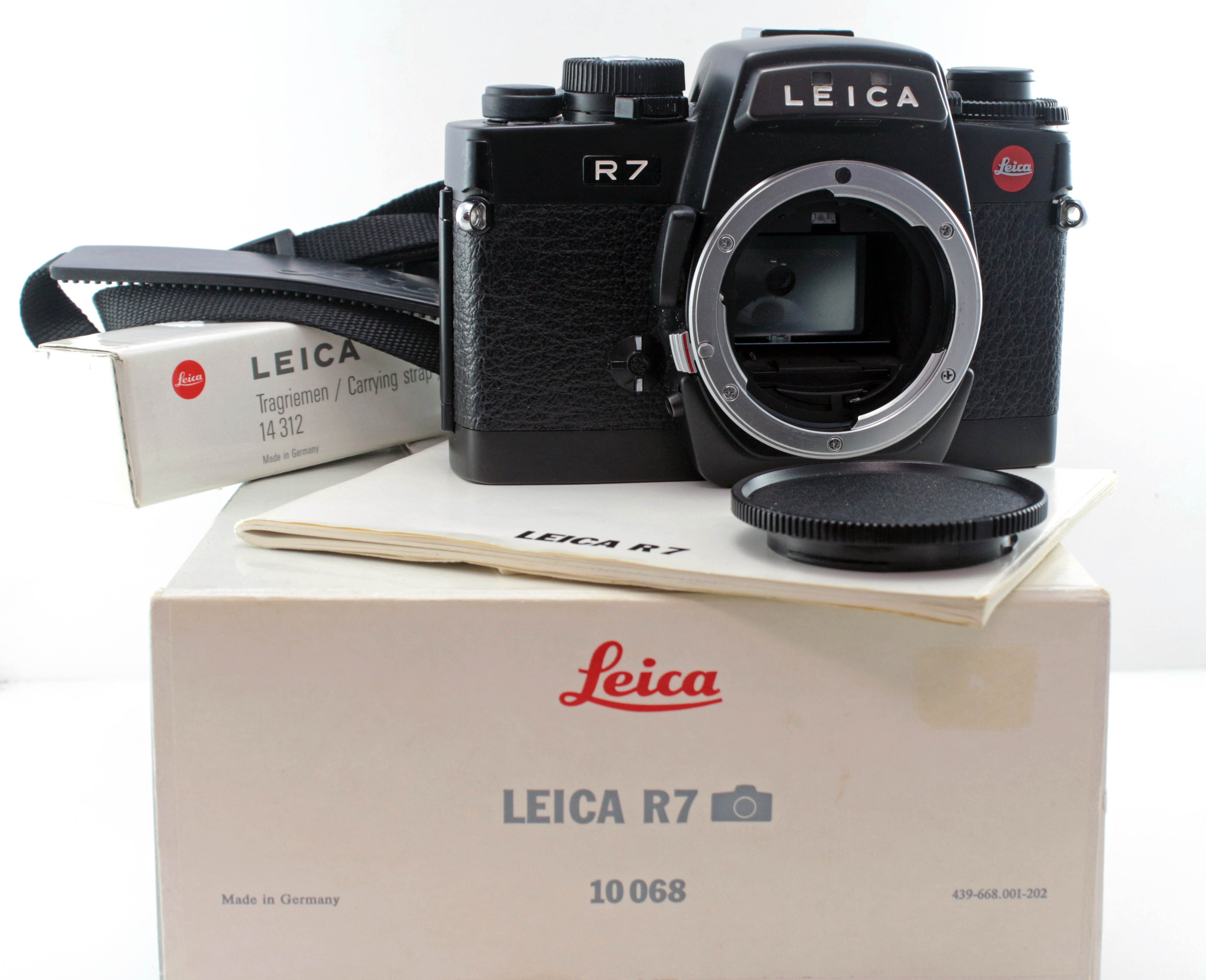 Leica R7 35mm Film SLR Camera Body - nr mint & boxed w/ strap