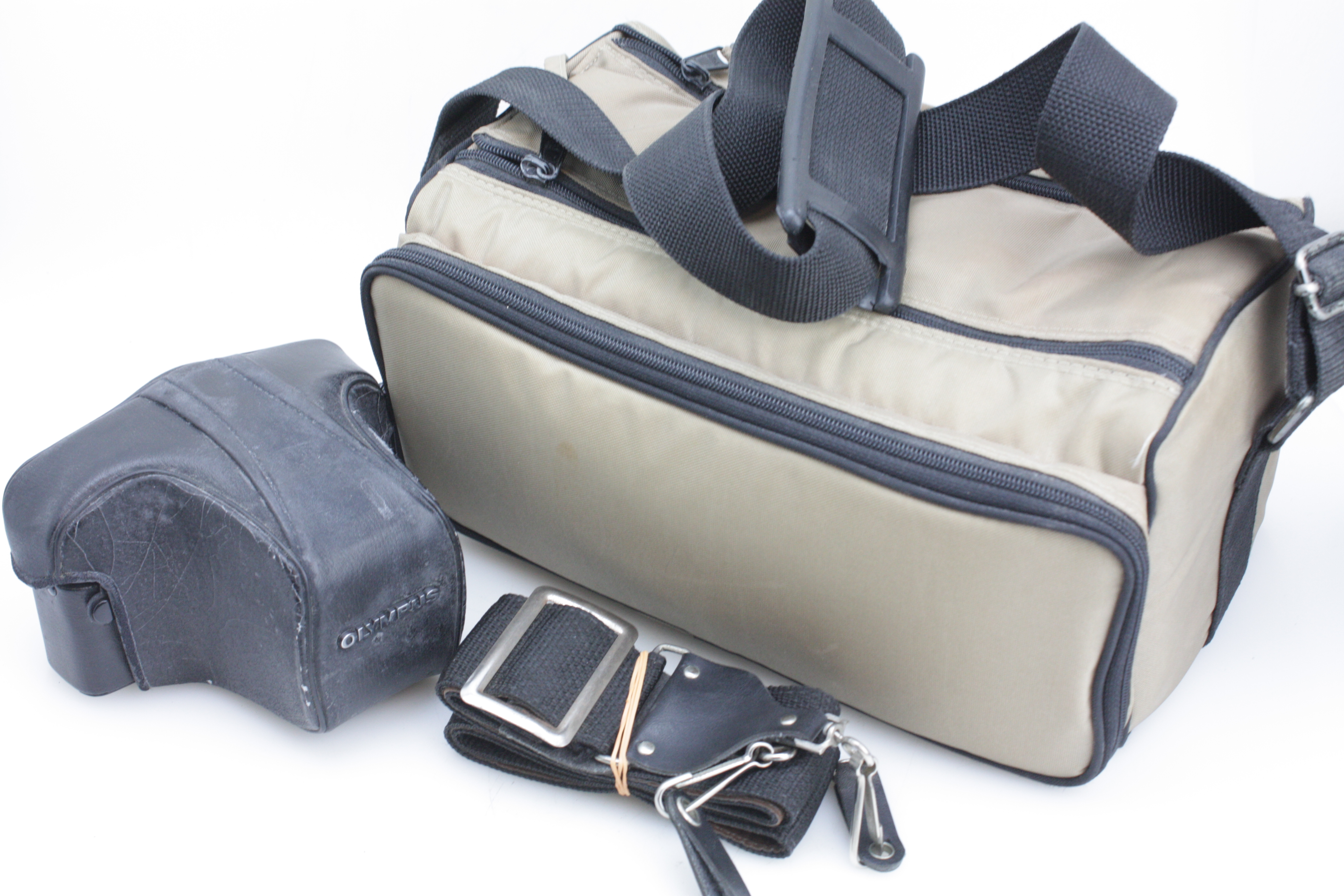 Olympus OM20 35mm film SLR 28/2.8, 50/1.8 & 75-150mm lenses. Case + Instructions - Image 11